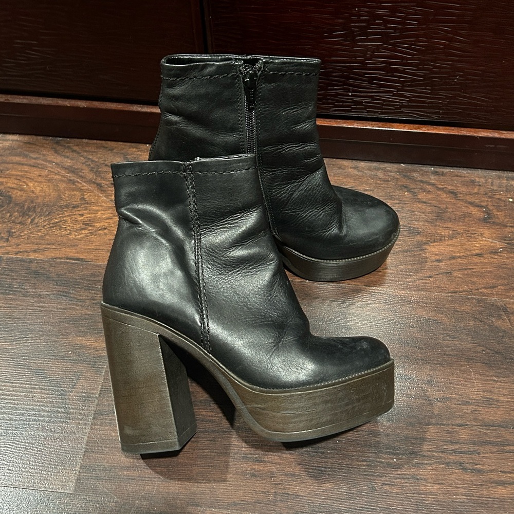 Vintage ALDO black platform chunky heel Chelsea ankle boot
